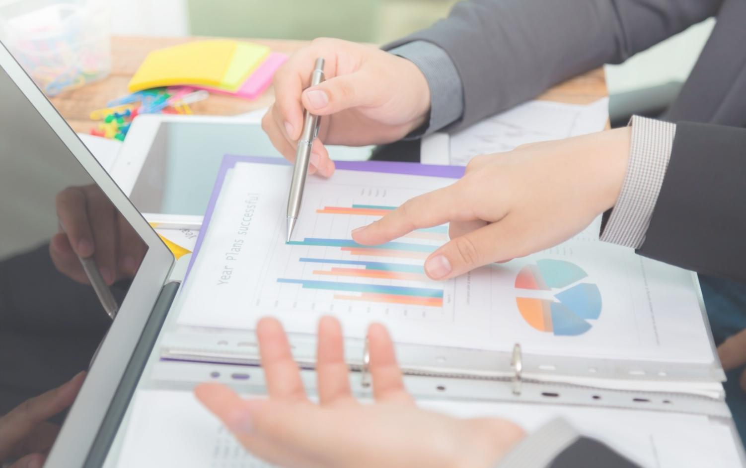 Session de formation avec documents financiers et analyses de cas